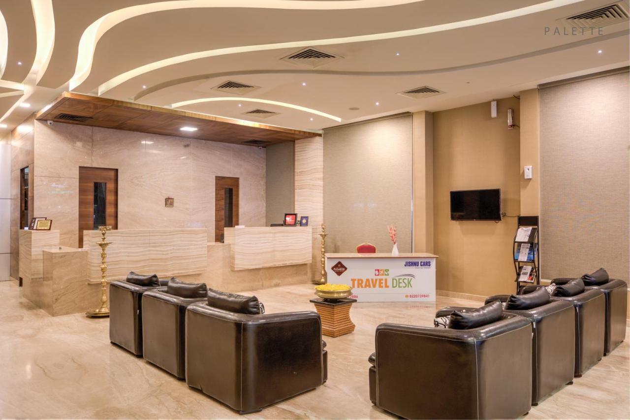 Inn Pioneer Grand Palace